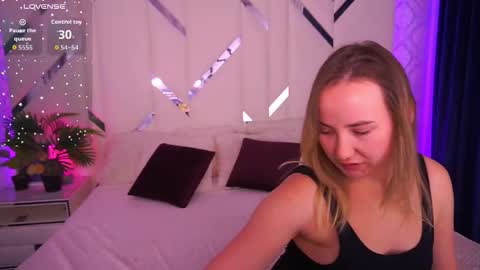 Snapshot of sofiebloom chatting on 11.06.25 Sofie online show from 11.06.25