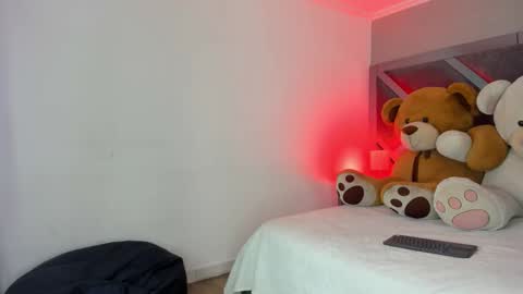 Snapshot of sofiewild_ chatting on 10.25.25 sofie online show from 10.25.25