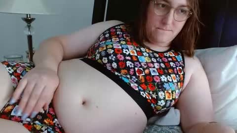 Snapshot of softenbyyy chatting on 09.20.25 chubby enby sissy online show from 09.20.25