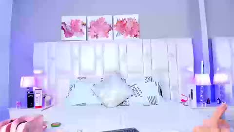 Snapshot of sofynovoa chatting on 09.25.25 online show from 09.25.25