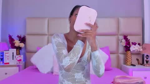 Snapshot of sofynovoa chatting on 11.20.25 online show from 11.20.25