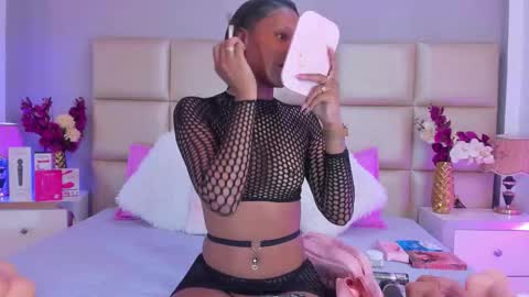 Snapshot of sofynovoa chatting on 11.28.25 online show from 11.28.25