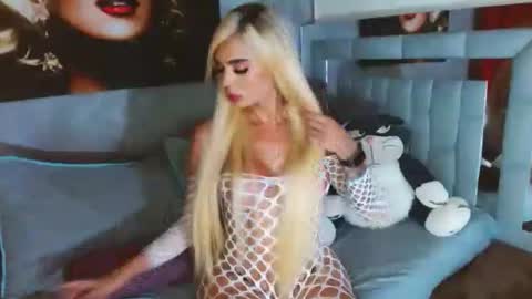 instagram    evalunavelez1. online show from 01.10.25