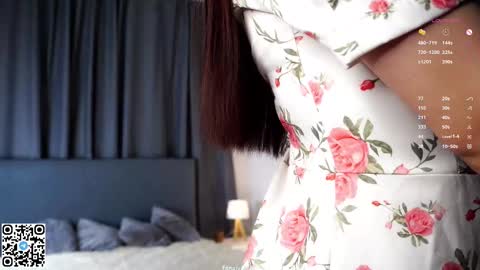 Snapshot of solaundree chatting on 11.06.25 Ela online show from 11.06.25