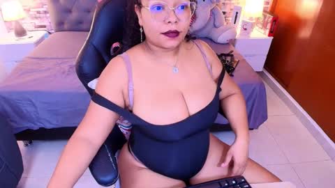 Snapshot of sophia__boobs chatting on 11.26.25 Sofia online show from 11.26.25