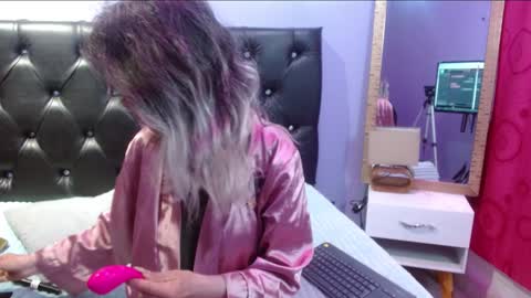 Snapshot of sophia_ny chatting on 01.04.25 SOPHIA online show from 01.04.25