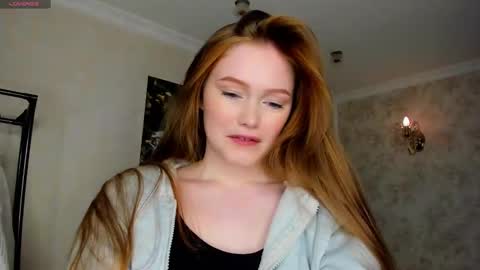 Snapshot of sophia_turn chatting on 09.12.25 Sophia online show from 09.12.25