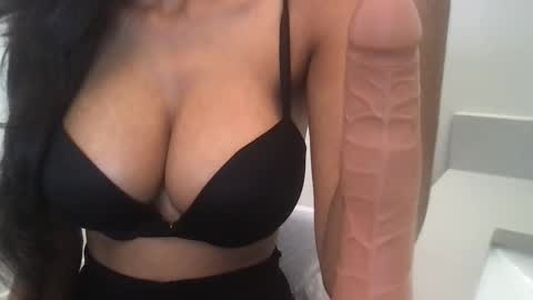 Snapshot of sophiaraexx chatting on 10.17.25 Sophia online show from 10.17.25