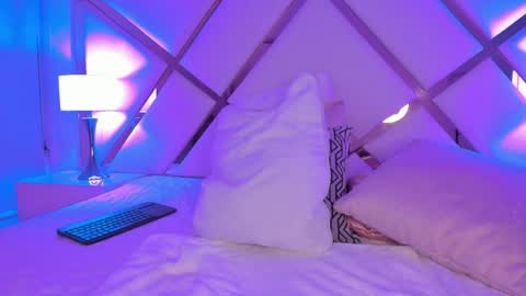 SophiaSmiths online show from 04.19.26