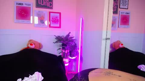 Snapshot of sophie_benet_ chatting on 06.15.26 Sophie online show from 06.15.26