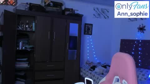 Snapshot of sophie_dolly_ chatting on 10.27.25 sophie doll online show from 10.27.25