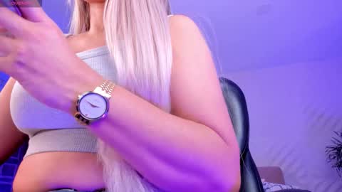 Snapshot of sophiebarnett_ chatting on 11.24.25 Sophie online show from 11.24.25