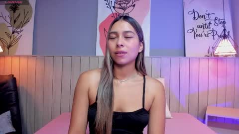 Snapshot of sophiebenson_ chatting on 05.27.26 Sophie online show from 05.27.26