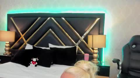 SophieWinslow online show from 02.17.25