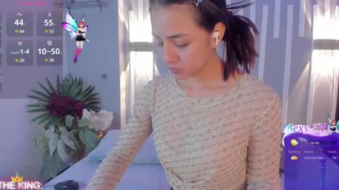 Snapshot of sophy_smilesweet chatting on 12.17.24 SOPHY ROGERS online show from 12.17.24