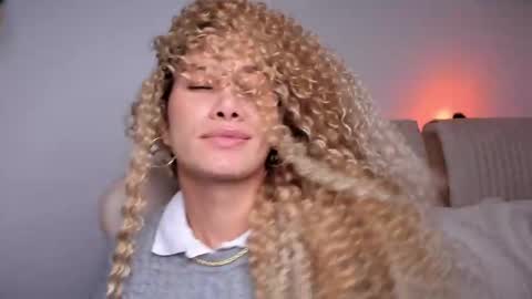 Snapshot of soytulu_ chatting on 02.12.25 brisa s online show from 02.12.25