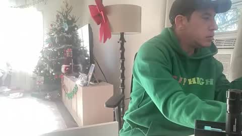 Snapshot of spun4feet chatting on 12.16.25 spun4feet online show from 12.16.25