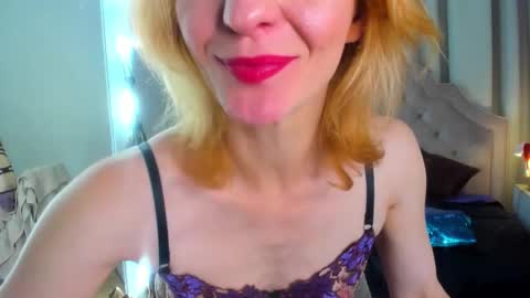 Snapshot of squirtymom chatting on 09.18.25 Alisa online show from 09.18.25