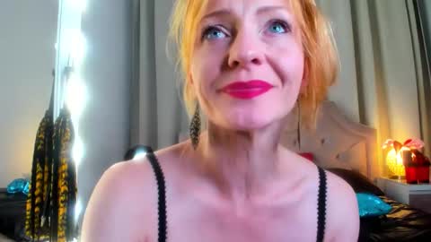 Snapshot of squirtymom chatting on 10.08.25 Alisa online show from 10.08.25