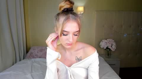 Snapshot of stacy_riiver chatting on 02.22.25 Stacy Mon Tue Wed Thu Fri Sun GMT GMT 3 1000am - 0400pm online show from 02.22.25