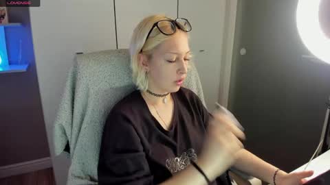 Snapshot of starelli chatting on 05.15.26 Kate online show from 05.15.26