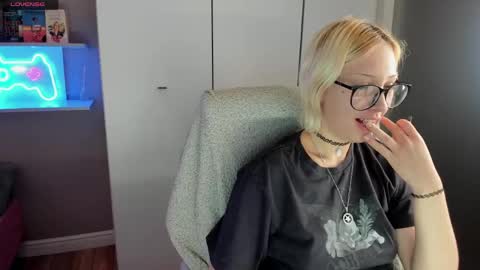Snapshot of starelli chatting on 05.19.26 Kate online show from 05.19.26