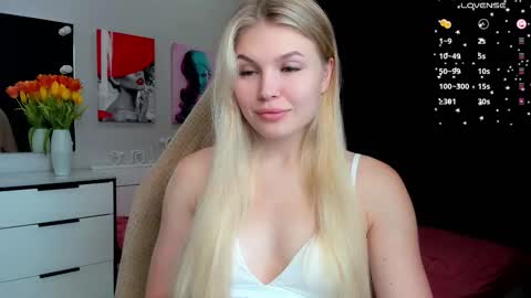 Snapshot of starlight_2004 chatting on 03.10.25 Caroline online show from 03.10.25