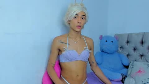 Snapshot of stassiebell chatting on 01.05.25 stassiebell online show from 01.05.25