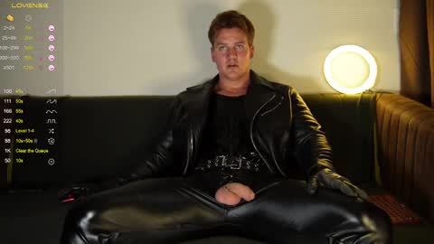 Snapshot of steevemuscle chatting on 02.21.25 Steeve online show from 02.21.25