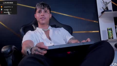 Snapshot of stefan_wonder_ chatting on 02.08.25 Wonder online show from 02.08.25