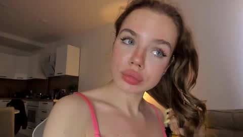 Snapshot of stella_vans chatting on 09.17.25 Asella online show from 09.17.25