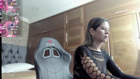 Snapshot of stella_xue chatting on 12.21.24 Estella online show from 12.21.24
