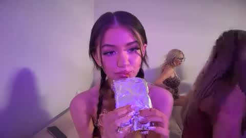 Snapshot of stellapearl chatting on 09.20.25 stellapearl online show from 09.20.25