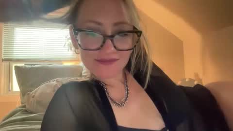 Snapshot of steviegirl4u chatting on 10.25.25 StevieGirl4U online show from 10.25.25