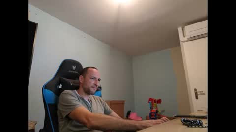 Snapshot of stickolive1 chatting on 09.17.25 stickolive1 online show from 09.17.25