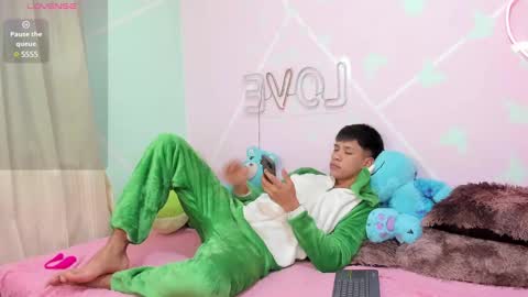 Snapshot of stiven_twinkboy chatting on 02.13.25 Bryan Stiven online show from 02.13.25