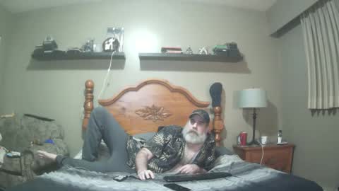 Snapshot of straightbear4you chatting on 02.20.25 Straightbear4you online show from 02.20.25