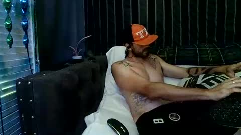 Snapshot of straitpipermann22 chatting on 07.05.26 straitpipermann22 online show from 07.05.26