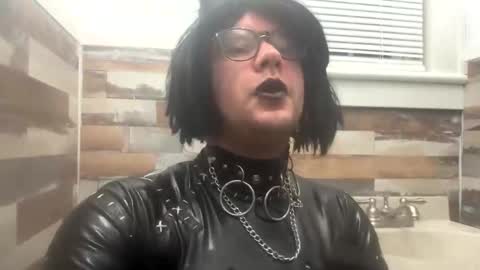 Snapshot of strangespence chatting on 11.09.25 Mistress kinki online show from 11.09.25