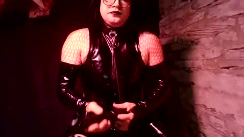 Snapshot of strangespence chatting on 04.26.26 Mistress kinki online show from 04.26.26