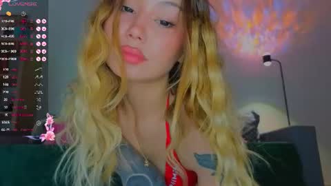 Snapshot of strawberrypie99 chatting on 06.12.26 Tati and Lola online show from 06.12.26