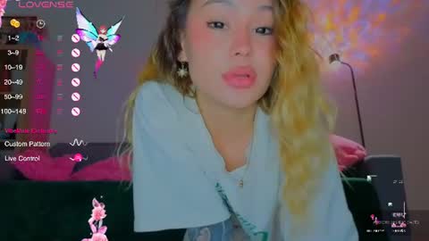 Snapshot of strawberrypie99 chatting on 06.18.26 Tati and Lola online show from 06.18.26