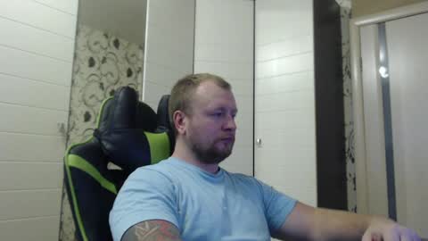 Snapshot of strongass18 chatting on 01.11.25 Alex online show from 01.11.25
