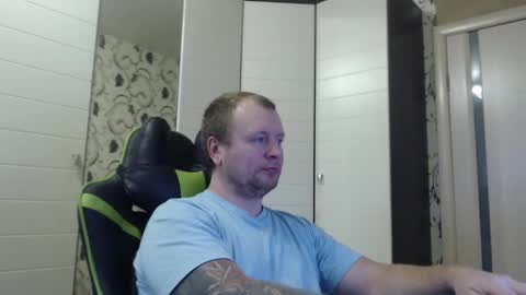 Snapshot of strongass18 chatting on 02.01.25 Alex online show from 02.01.25