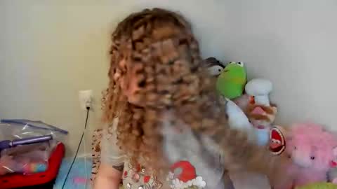 Snapshot of strwbby chatting on 12.04.25 Strwbby online show from 12.04.25