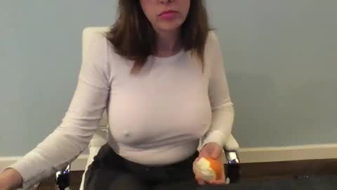 Snapshot of suggestivebehavior chatting on 12.11.24 Mia online show from 12.11.24
