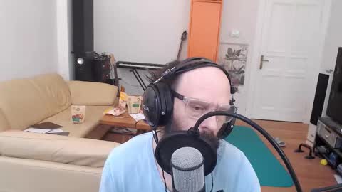 Snapshot of sunbeatshower chatting on 09.13.25 sunbeatshower online show from 09.13.25