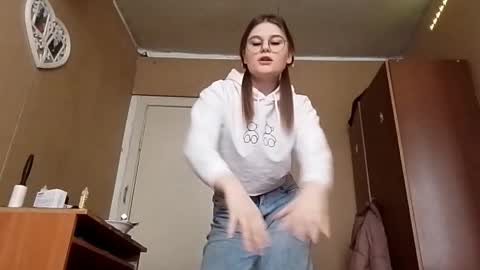 Snapshot of sundayquicksall chatting on 11.05.25 I am Lana Can we hit 10 Thumbs Up in first day online show from 11.05.25