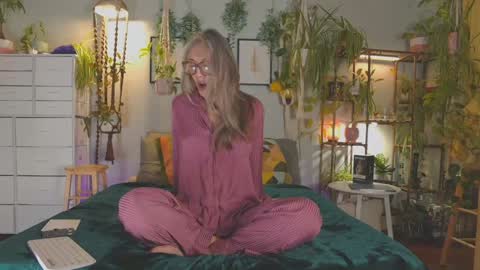 Hi Im Sunnie - Next show Friday August 1 online show from 01.06.26