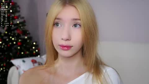 Snapshot of sunnmoonn chatting on 01.10.26 Lily online show from 01.10.26